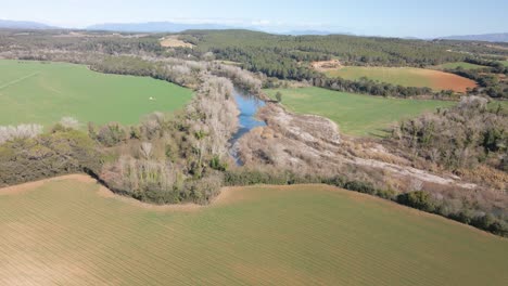 El-Fluvia-Fluss-Luftaufnahme-Der-Natur-Gesätes-Feld-Ohne-Menschen-Schneebedeckte-Pyrenäen-Im-Hintergrund