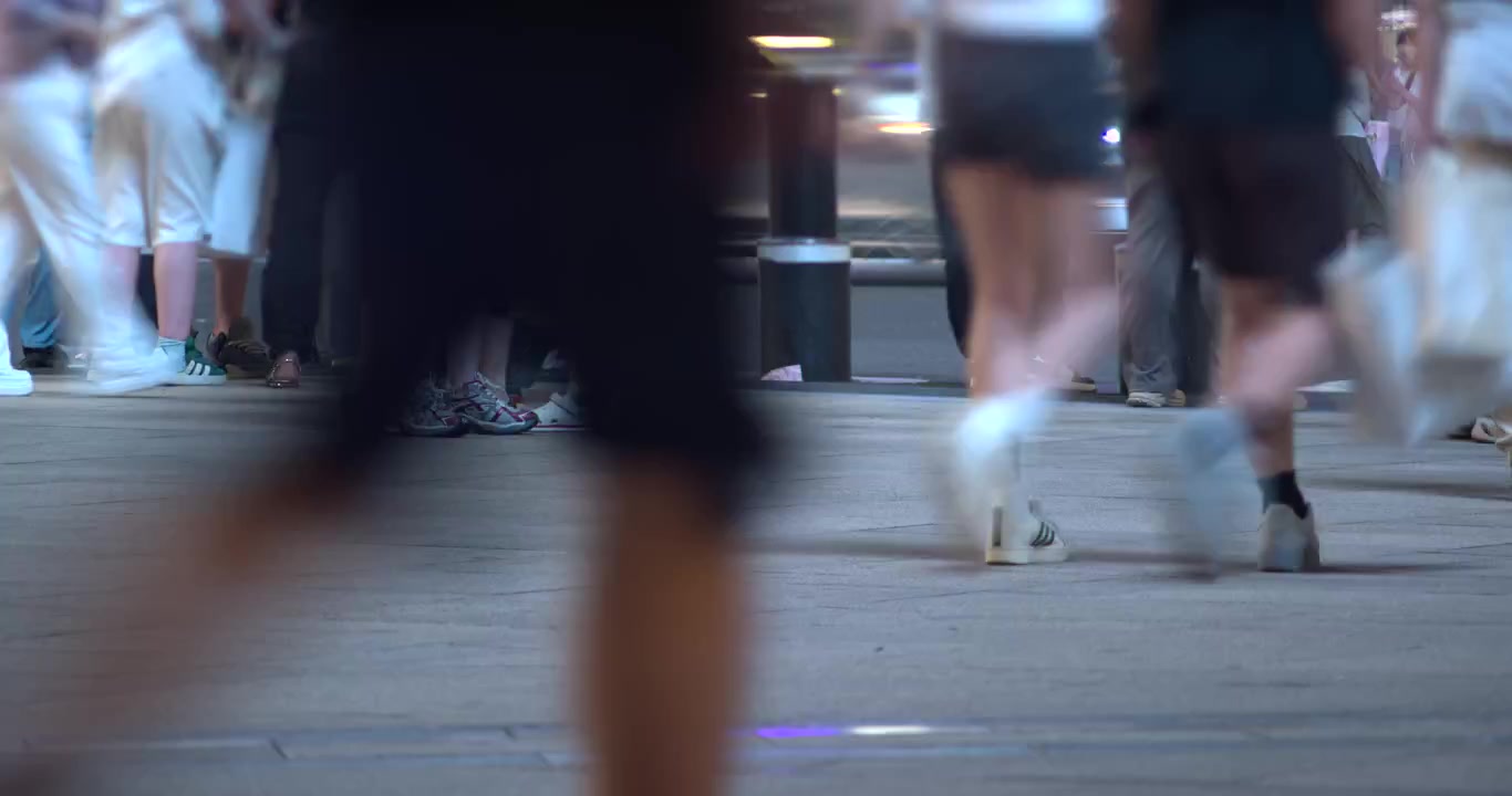 Multidão de Pessoas Caminhando na Rua da Cidade à Noite