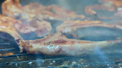 chuletas de cordero a la parrilla en una parrilla