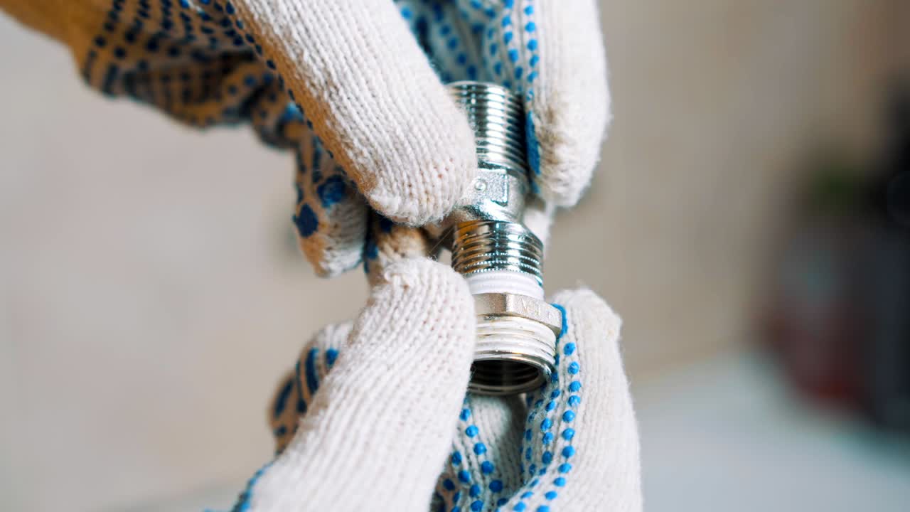 철 물  스크루를 둘러싸고 봉인 테이프를 봉인하는 사람의 근접