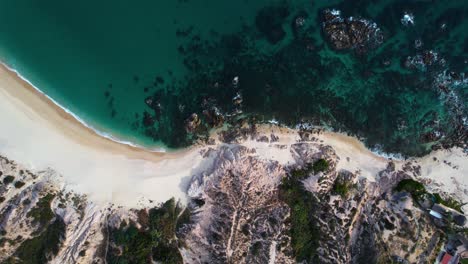 Aerial-view-above-a-beach-on-the-shore-of-Cabo-san-lucas,-Mexico---birds-eye,-drone-shot