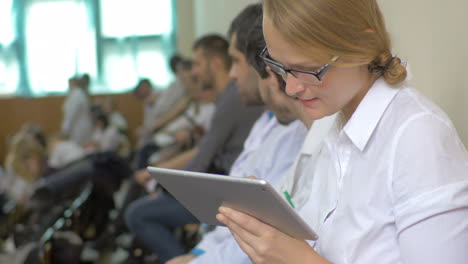 Medizinstudent-Unterhält-Sich-In-Der-Pause-Mit-Freunden