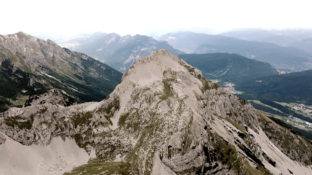 Riprese aeree in volo verso la vetta di una montagna fuori dalla città italiana di Molveno nelle Dolomiti
