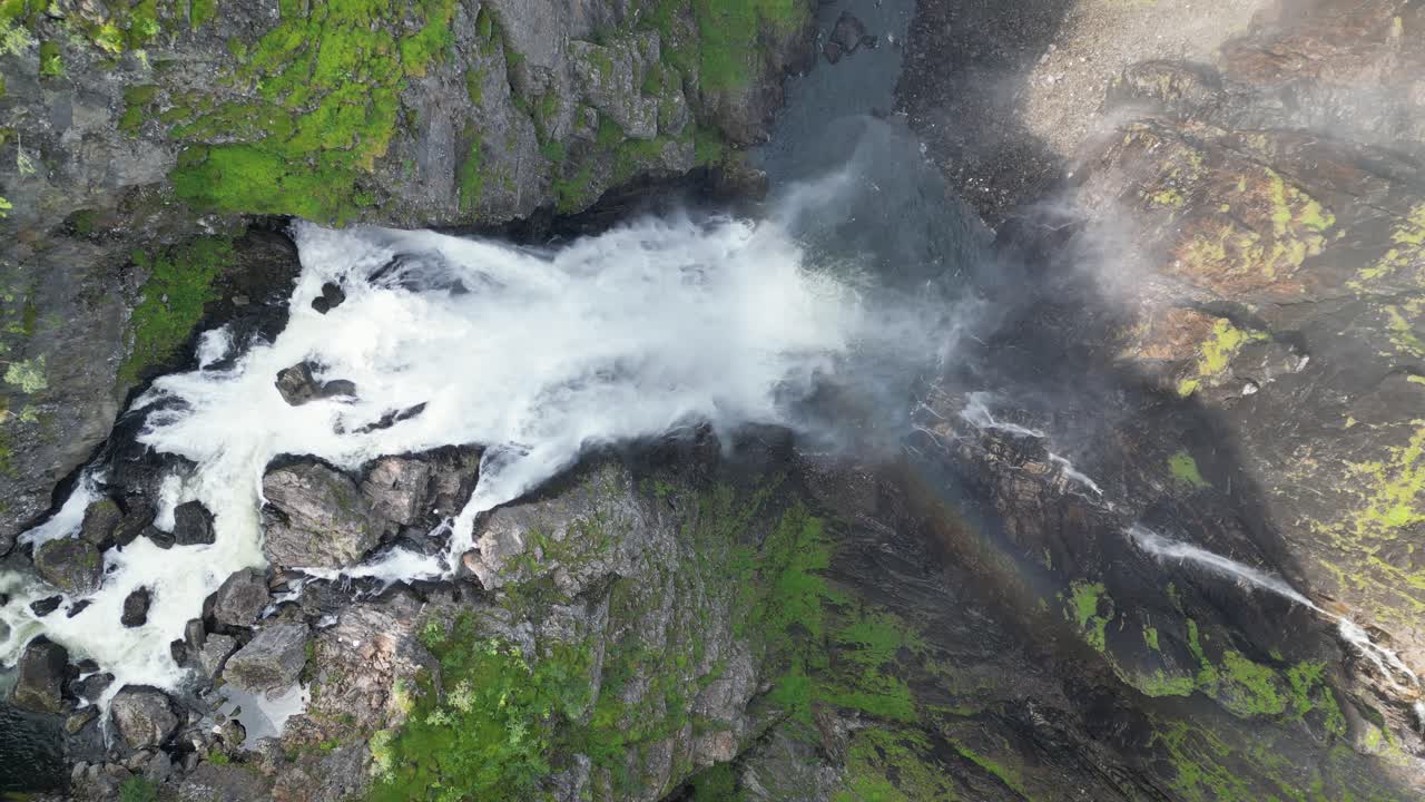 cascada voringfossen en noruega - paisaje natural escénico en eidfjord, vestlandia - zoom de ángulo alto aéreo