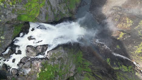 Voringfossen-Wasserfall-In-Norwegen---Malerische-Naturlandschaft-Im-Eidfjord,-Vestland---Luftaufnahme-Aus-Der-Vogelperspektive