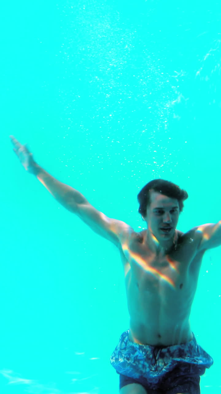 Uomo felice che si tuffa in piscina