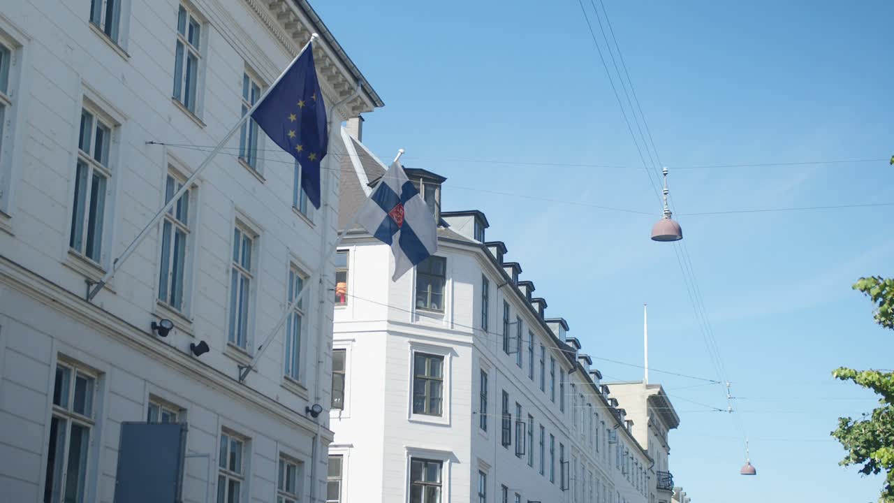 Bandiera della Finlandia e bandiera dell'Unione Europea a Copenaghen, Danimarca
