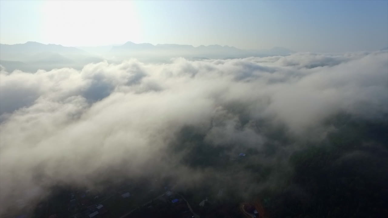 태국의 메이홍손 (mae hong son) 마을에서 구름 에