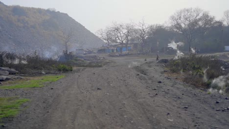 Humo-Procedente-Del-Incendio-De-Un-Yacimiento-De-Carbón-Subterráneo-En-Las-Comunidades-Locales-De-Jharia,-Jharkhand,-India