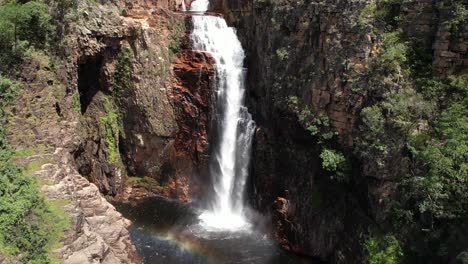 aerial-view-of-the-Catedral-waterfall-and-Macaco-river-in-Complexo-do-Macaco-in-Chapada-dos-Veadeiros-Goiás-Brazil-waterfall,-rocks-and-vegetation-cerrado