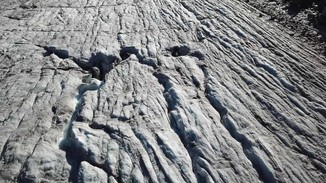 능선, 크레바스가 있는 빙하의 상위 뷰