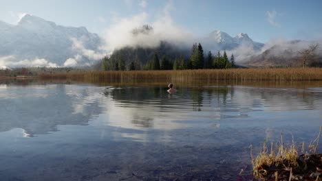 Blonder-Mann-Macht-Ein-Eisbad-In-Einem-Wunderschönen-Bergsee-In-Österreich