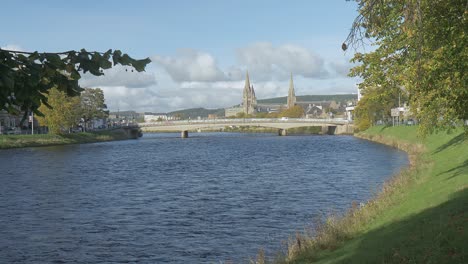 Blick-Auf-Den-Fluss-Ness-Zur-Brücke