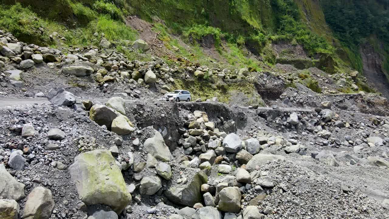 인도네시아 마겔랑의 노천 광산에서 비포장 도로를 운전하는 자동차