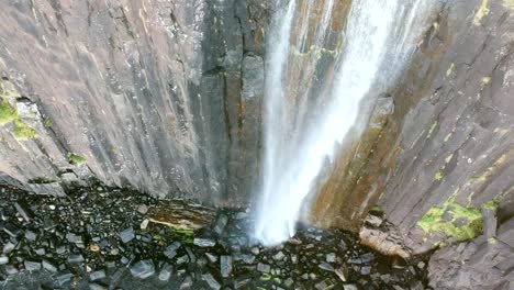 sobrevuelo aéreo de la cascada meatfalls en las tierras altas, isla de la costa de skye