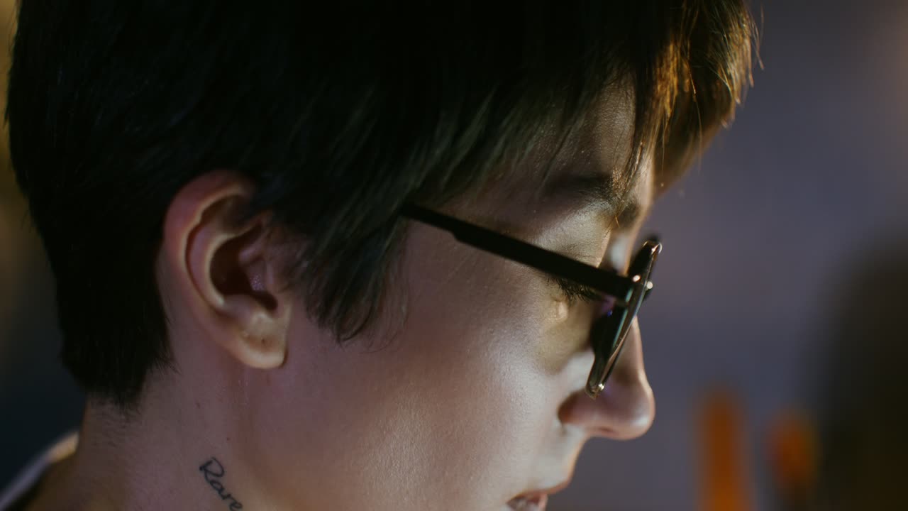 프로필 뷰 에서 안경 을 착용 한 여자