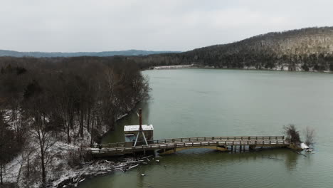 Puente-Viejo-Y-Muelle-Con-Grúa-En-El-Lago-Sequoyah-Durante-El-Invierno-En-Arkansas.