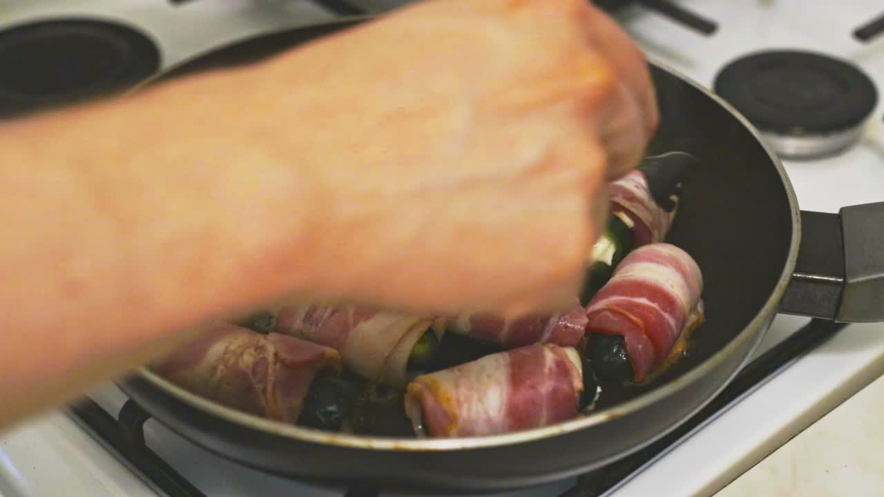 뜨거운 온도에서 프라이팬에 지글 지글 지글 지글하면서 튀긴 랩 할라피뇨 뒤집기