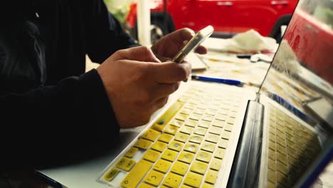 un tipo que trabaja en su computadora en el campo, oficinas móviles, trabajo remoto