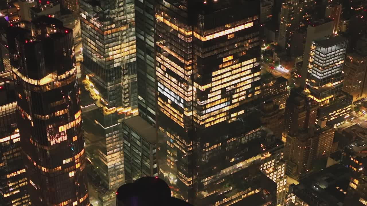 Infraestrutura Industrial de Telhados de Nova Iorque à Noite