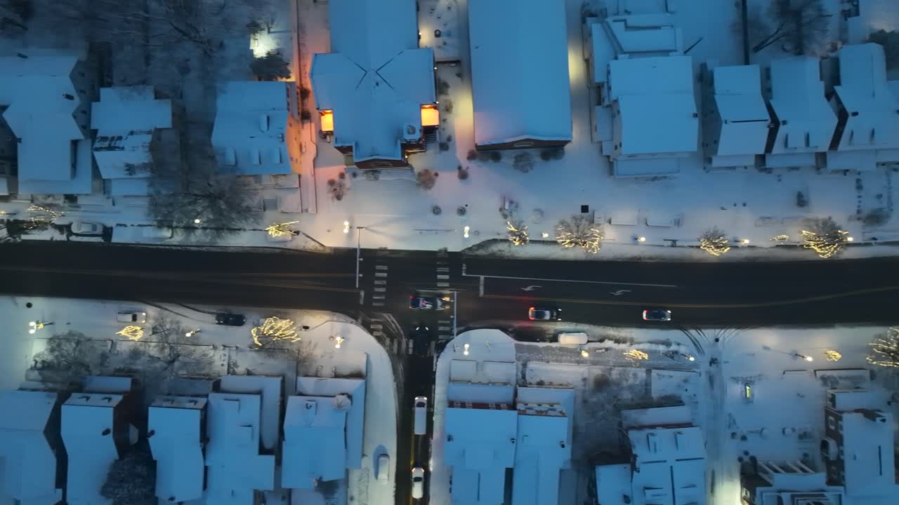 밤에는 눈과 크리스마스 장식품