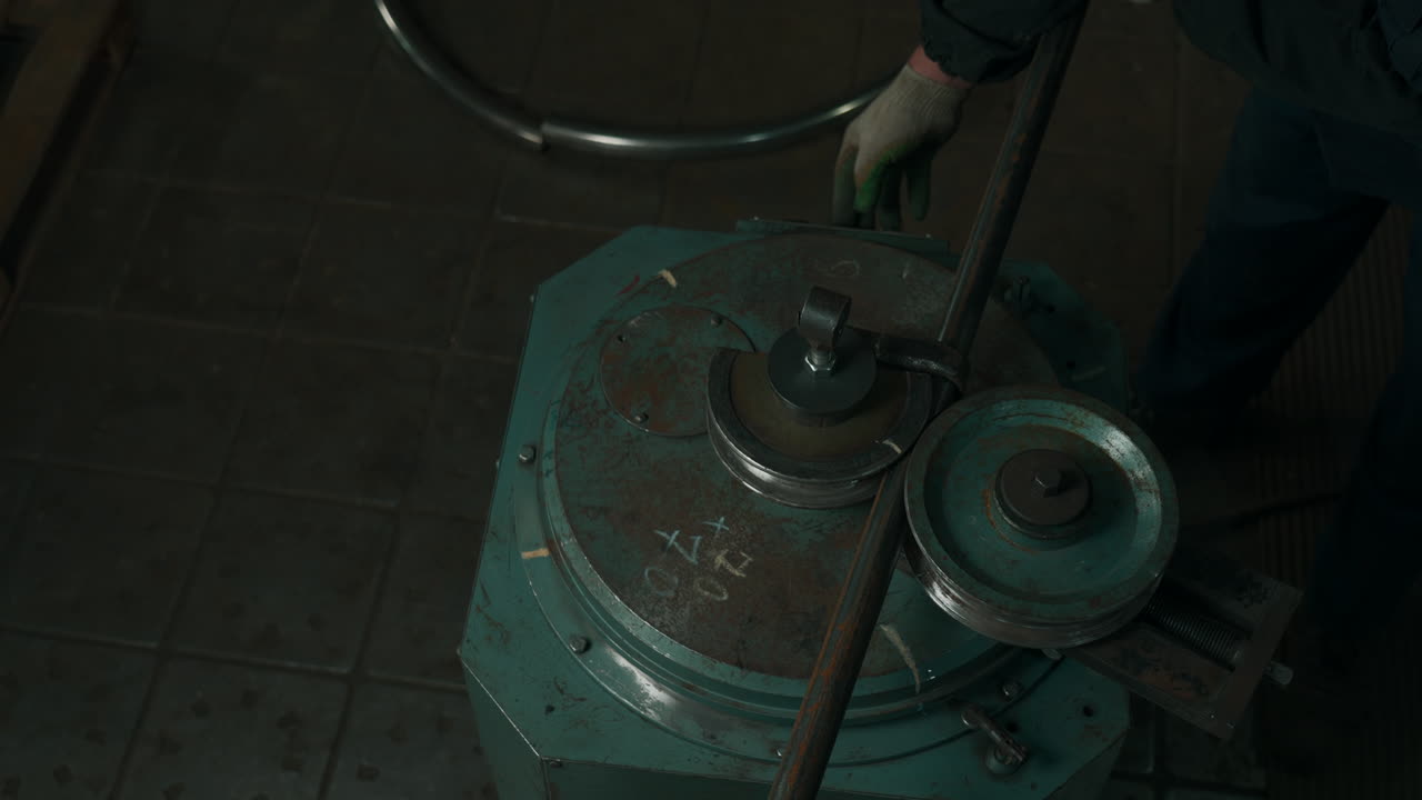 금속 파이프 구부리는 과정