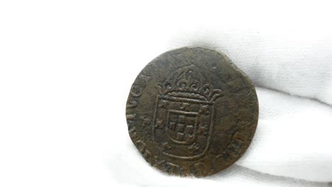 Numismático-Con-Guantes-Blancos-Mirando-Moneda-Antigua-33