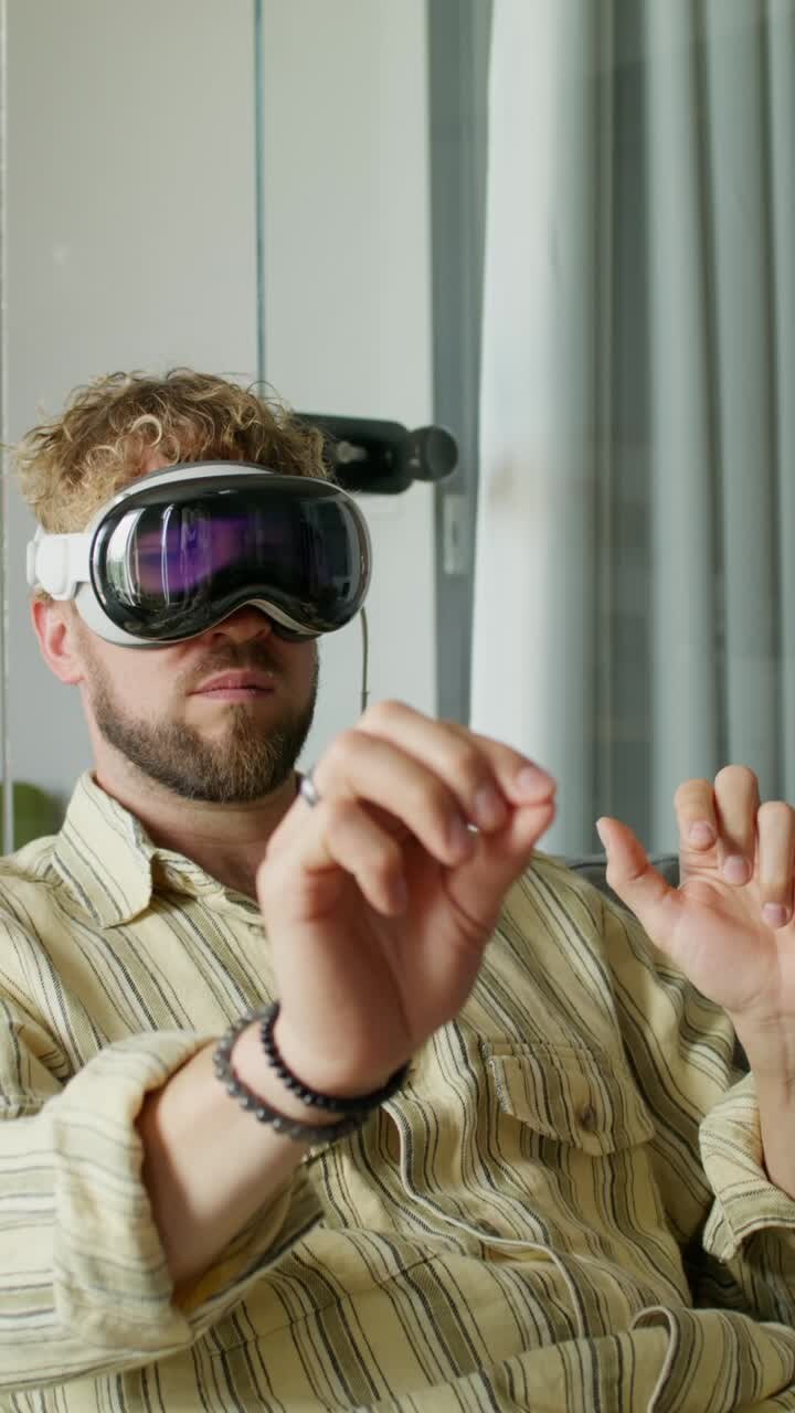 Uomo che indossa un auricolare VR