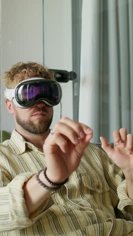 hombre con auriculares vr