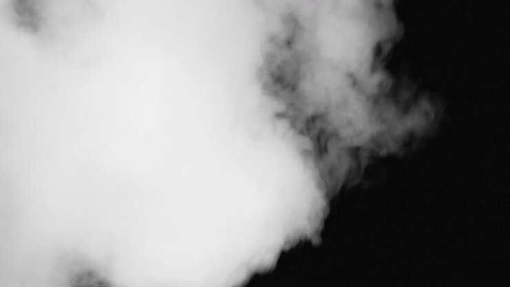 белый дым движется вправо.