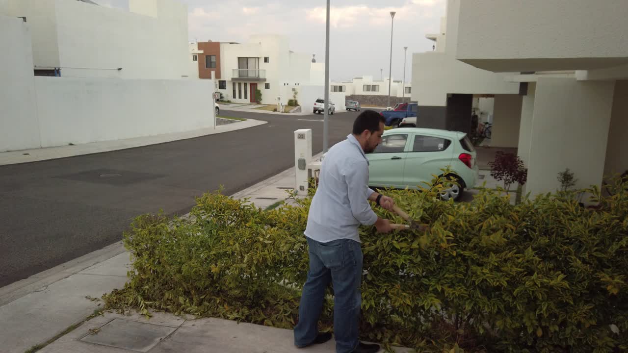 gardner recortando los arbustos c