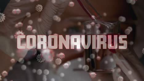 Animation-Des-Coronavirus-über-Den-Händen-Einer-Kaukasischen-Laborantin-Mit-Probe