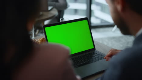 Unternehmerpaar-Ruft-Videoanrufe-Auf-Einem-Laptop-Mit-Grünem-Bildschirm-Im-Restaurant-An.