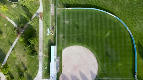 Covid-19---Béisbol-Vacío---Campo-De-Arena-De-Softbol---Vista-Aérea-De-Drones-De-Arriba-Hacia-Abajo