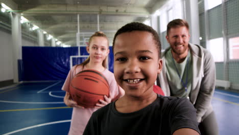 Basketball-team-posing