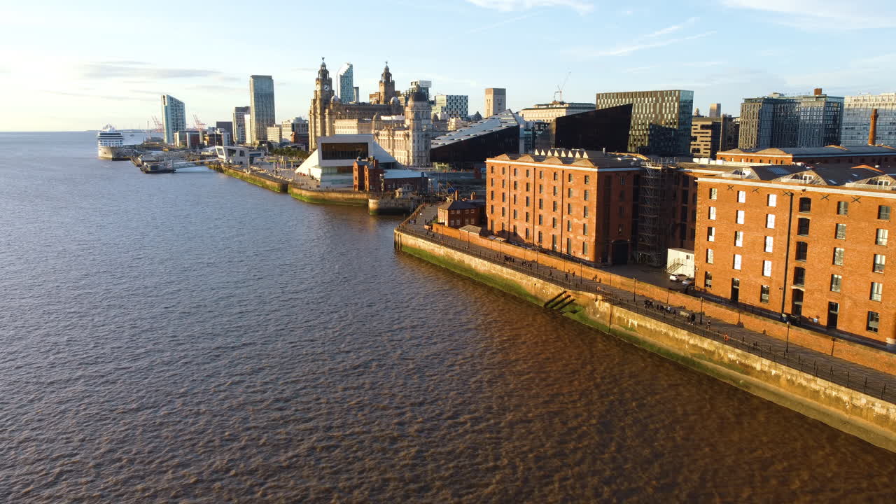 Vista aerea da drone del Waterfront Pier Head Promenade di Liverpool, Inghilterra