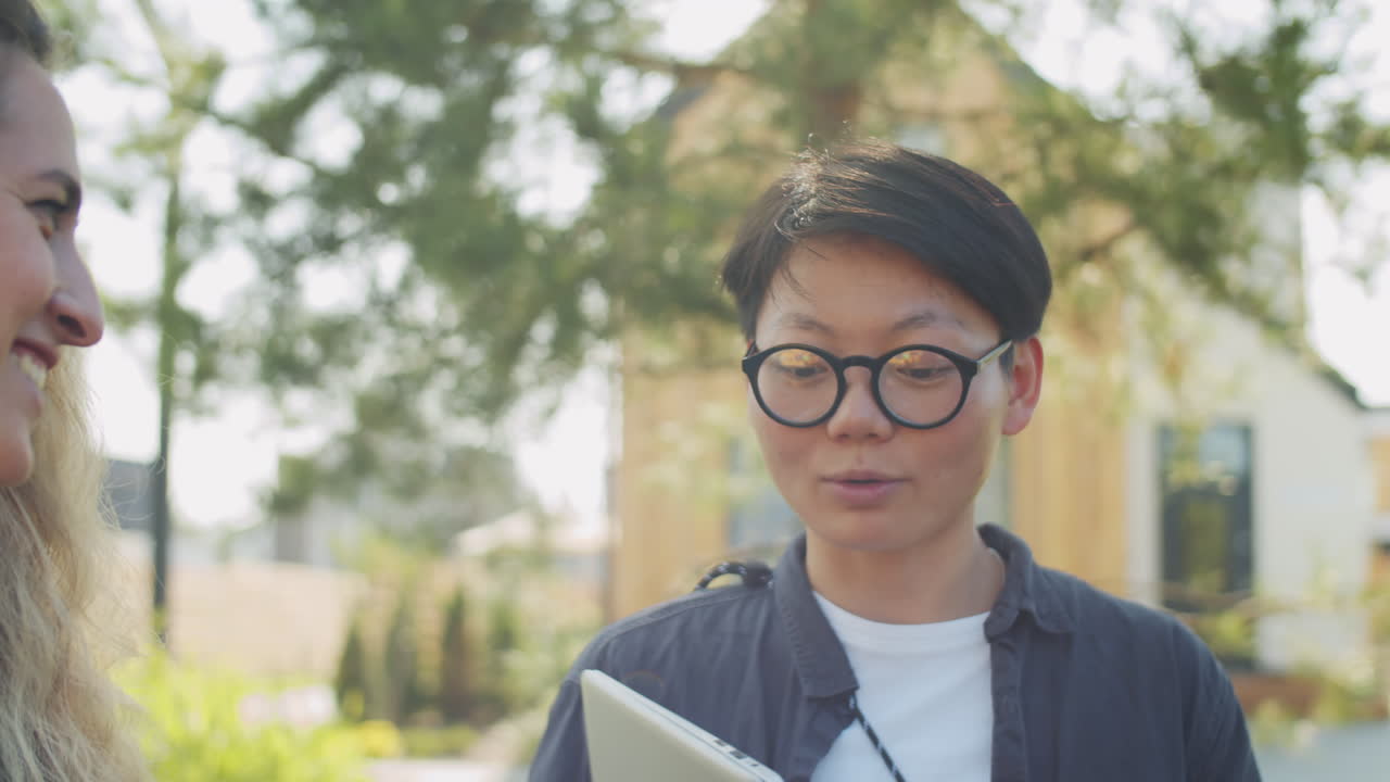 다민족 동료 들 이 야외 에서 토론 하고 있다