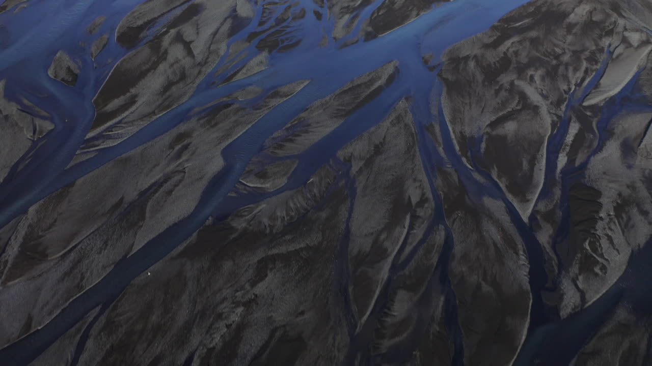 río markarfljot que fluye a través de la arena negra en el sur de islandia