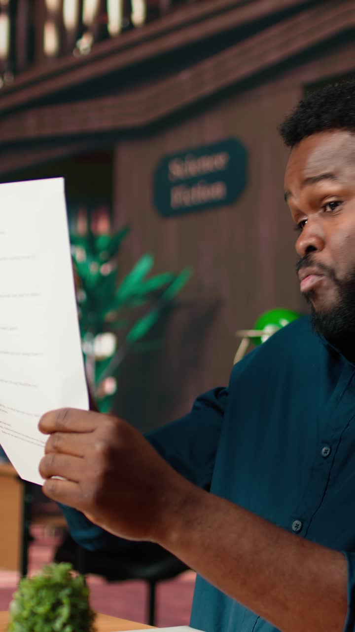 Uomo afroamericano che legge un documento e reagisce espressivamente