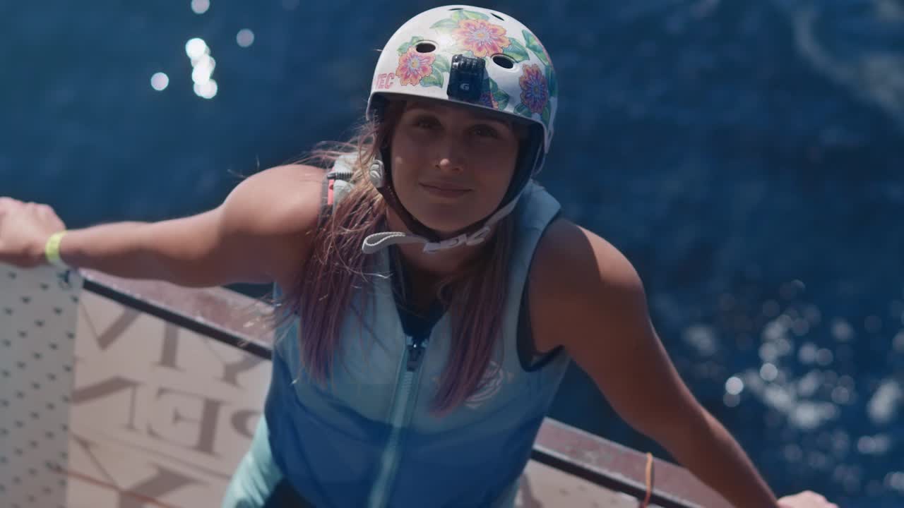 수영복을 입은 스포츠 여성이 무언가를 보고 있다. 극단적인 여성 초상화