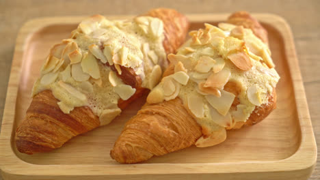 croissant con crema y almendras