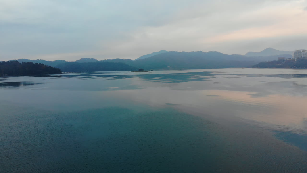 일출 직전 아침 해 달 호수의 arial 드론 샷