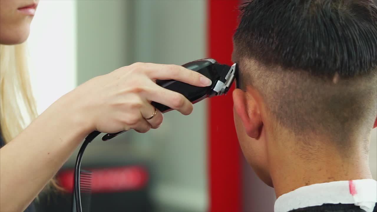 corte de pelo en un salón