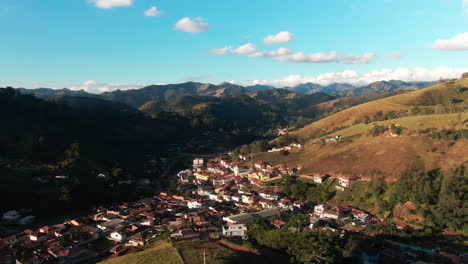 Marmelópolis,-Minas-Gerais-Mit-Wunderschönen-Sanften-Hügeln-Und-Klarem-Himmel,-Luftaufnahme