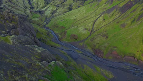 Paisaje-Montañoso-Con-El-Valle-Del-Río-Que-Fluye-En-Seljavallalaug-En-El-Sur-De-Islandia