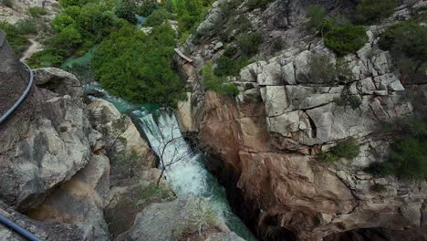 vista inclinada en cámara lenta del agua que cae en el caminito del rey en españa