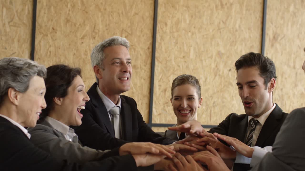 equipo de negocios juntando sus manos
