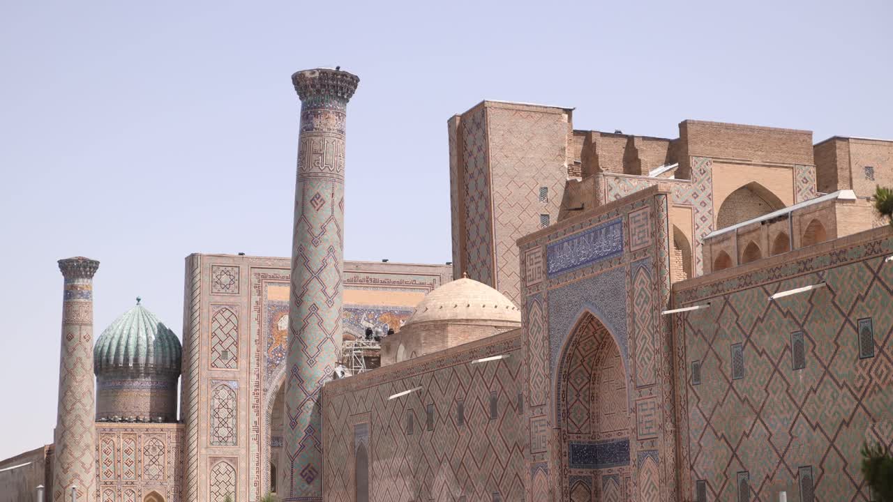 paredes tradicionales e históricas y minaretes del registán en samarcanda, uzbekistán a lo largo de la histórica ruta de la seda