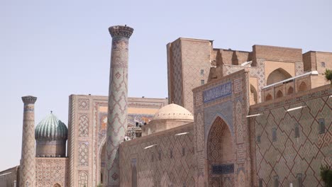 Muros-Y-Minaretes-Tradicionales-E-Históricos-Del-Registán-En-Samarcanda,-Uzbekistán-A-Lo-Largo-De-La-Histórica-Ruta-De-La-Seda.