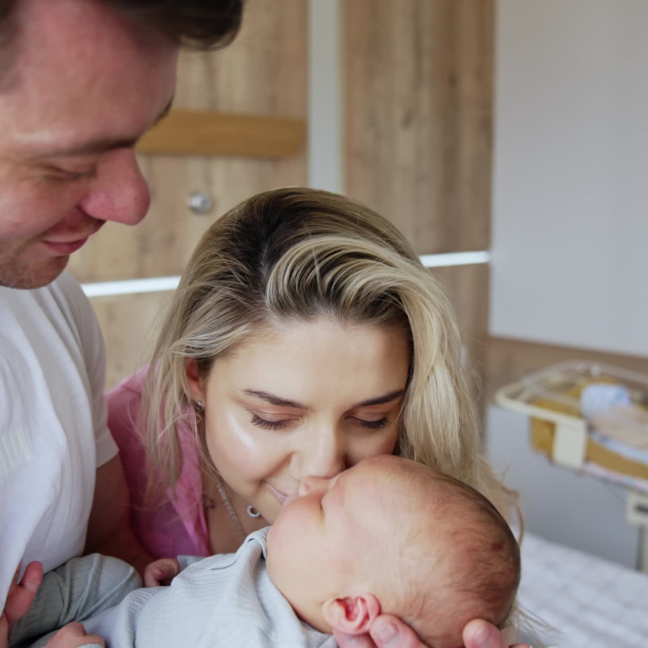 Genitori felici e affettuosi con un bambino piccolo e divertente. Famiglia adorabile con un neonato